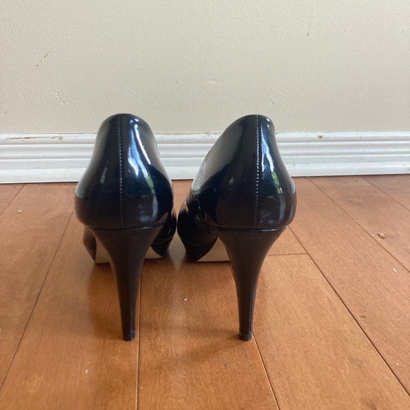 Black heels - Picture 3 of 4